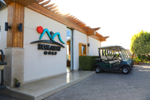 Der Golfstore in Somabay mit Golfkarts und Golflehrern davor