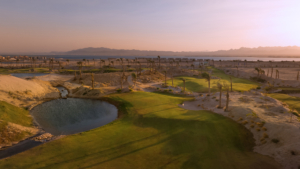 Abendstimmung über dem Golfplatz mit Wasserhindernis in Somabay