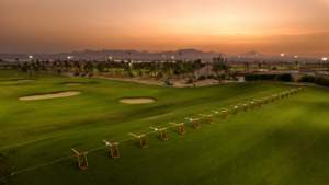 Beleuchtete Driving Range bei Sonnenuntergang in Somabay